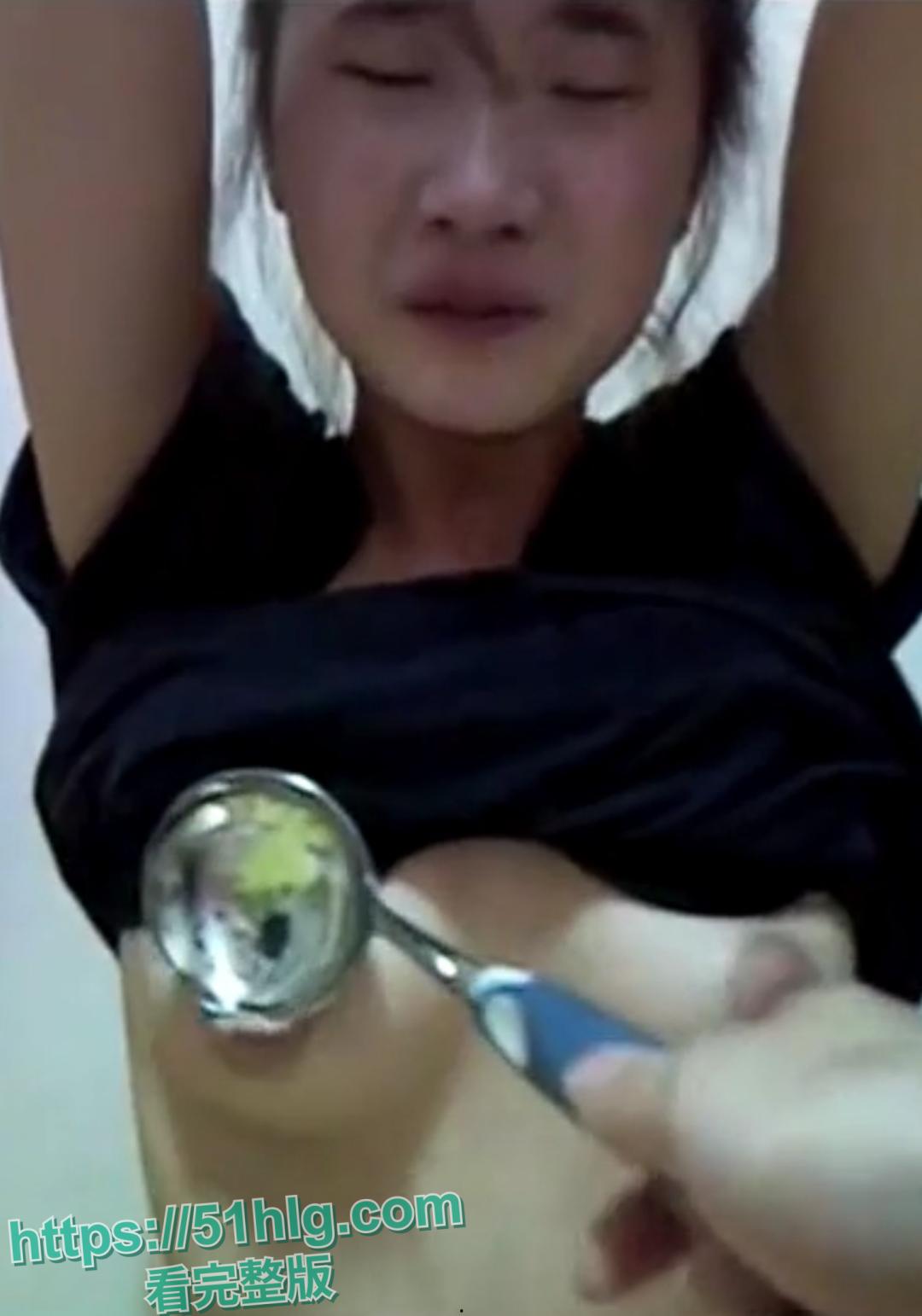 全网封杀重磅大瓜！【四川江油】14岁女孩惨遭校园霸凌 殴打辱骂过后还将其带入房间用汤勺敲打奶子和嫩穴 让男人强奸她 真够残忍  第3张