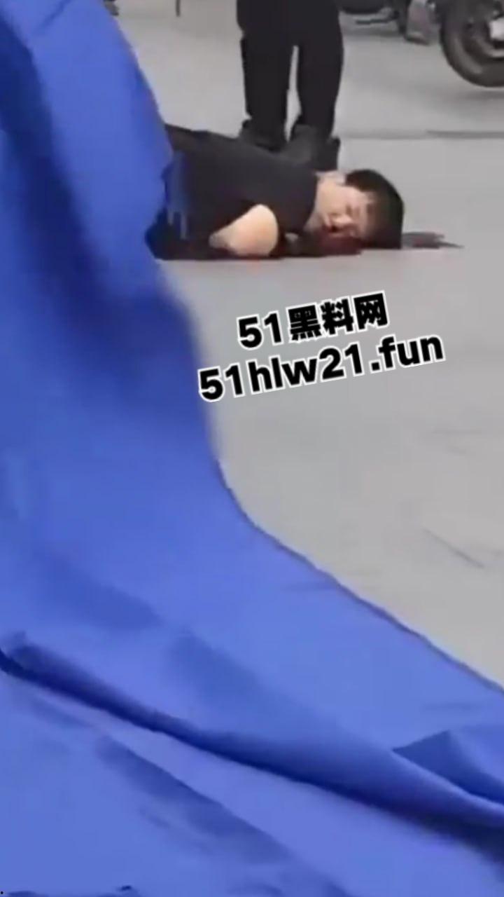 浙江绍兴大唐街道大润发超市门外,发生持刀伤人恶性事件,多名男子浑身是血倒地不起,行凶者疑似报复社会。 第1张 浙江绍兴大唐街道大润发超市门外,发生持刀伤人恶性事件,多名男子浑身是血倒地不起,行凶者疑似报复社会。 第1张