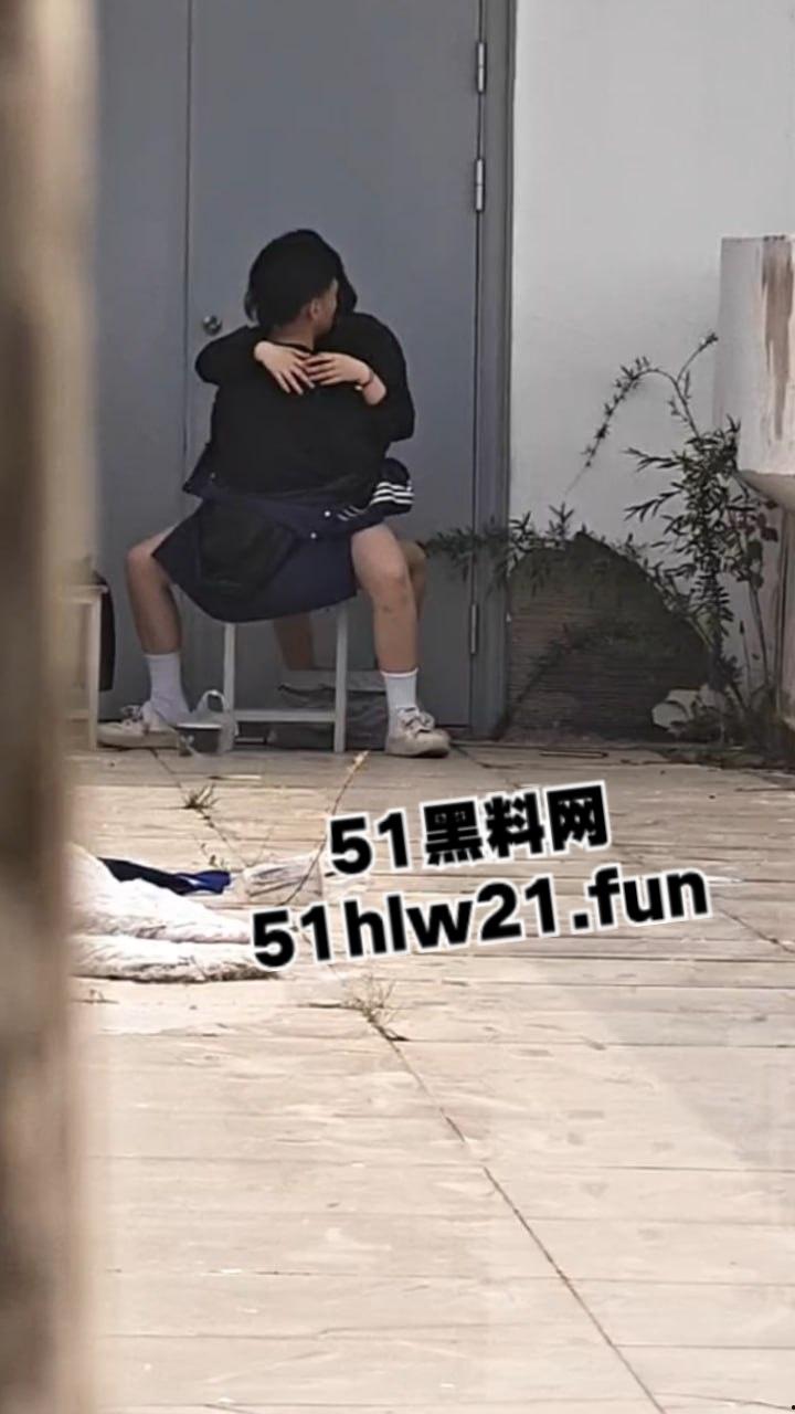 瓜友偷拍高中生做爱，年轻小情侣在学校楼顶拐角当场脱光女上位做爱，现在学生玩的真花。  第4张