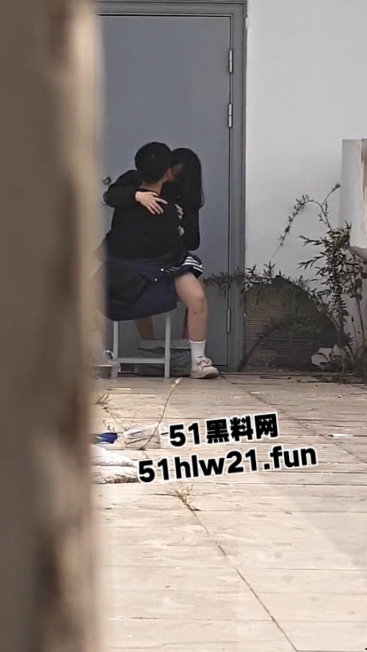瓜友偷拍高中生做爱，年轻小情侣在学校楼顶拐角当场脱光女上位做爱，现在学生玩的真花。  第5张