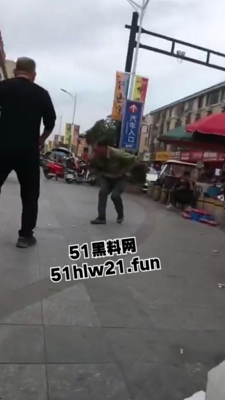 浙江绍兴大唐街道大润发超市门外,发生持刀伤人恶性事件,多名男子浑身是血倒地不起,行凶者疑似报复社会。 第2张 浙江绍兴大唐街道大润发超市门外,发生持刀伤人恶性事件,多名男子浑身是血倒地不起,行凶者疑似报复社会。 第2张
