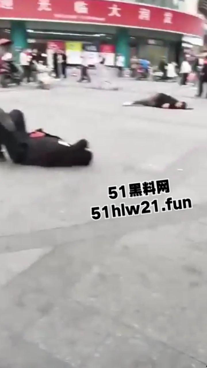 浙江绍兴大唐街道大润发超市门外,发生持刀伤人恶性事件,多名男子浑身是血倒地不起,行凶者疑似报复社会。 第4张 浙江绍兴大唐街道大润发超市门外,发生持刀伤人恶性事件,多名男子浑身是血倒地不起,行凶者疑似报复社会。 第4张