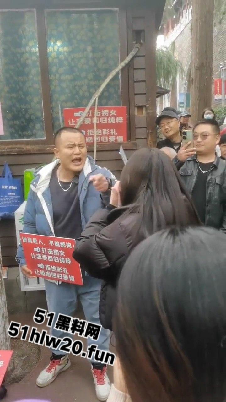 江苏南京相亲角嘴强男女对彩礼问题激烈嘴炮，堪比说唱battle现场！不给彩礼等于白嫖。  第1张