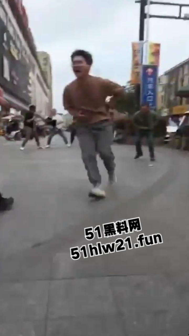 浙江绍兴大唐街道大润发超市门外,发生持刀伤人恶性事件,多名男子浑身是血倒地不起,行凶者疑似报复社会。 第5张 浙江绍兴大唐街道大润发超市门外,发生持刀伤人恶性事件,多名男子浑身是血倒地不起,行凶者疑似报复社会。 第5张