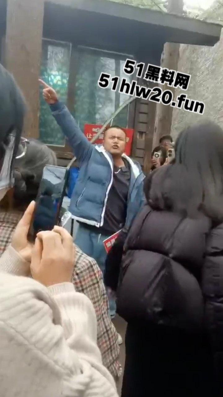 江苏南京相亲角嘴强男女对彩礼问题激烈嘴炮，堪比说唱battle现场！不给彩礼等于白嫖。  第2张