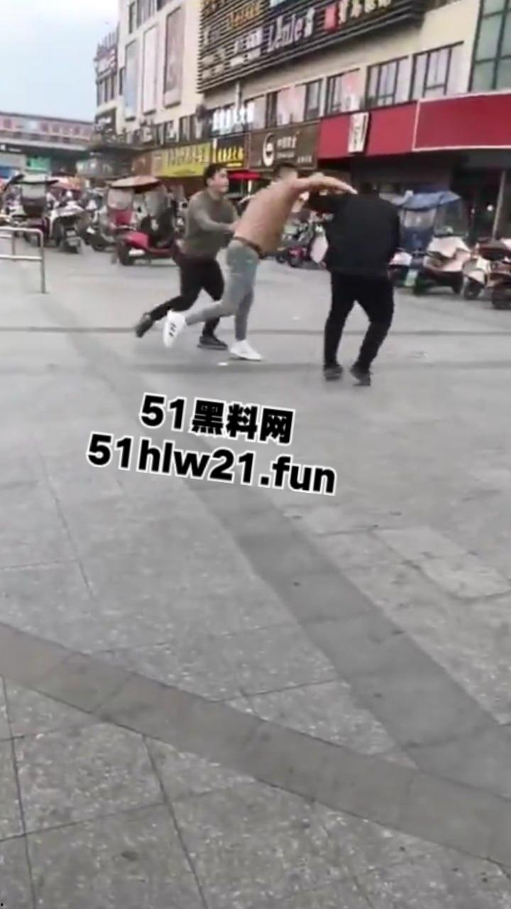 浙江绍兴大唐街道大润发超市门外,发生持刀伤人恶性事件,多名男子浑身是血倒地不起,行凶者疑似报复社会。 第6张 浙江绍兴大唐街道大润发超市门外,发生持刀伤人恶性事件,多名男子浑身是血倒地不起,行凶者疑似报复社会。 第6张