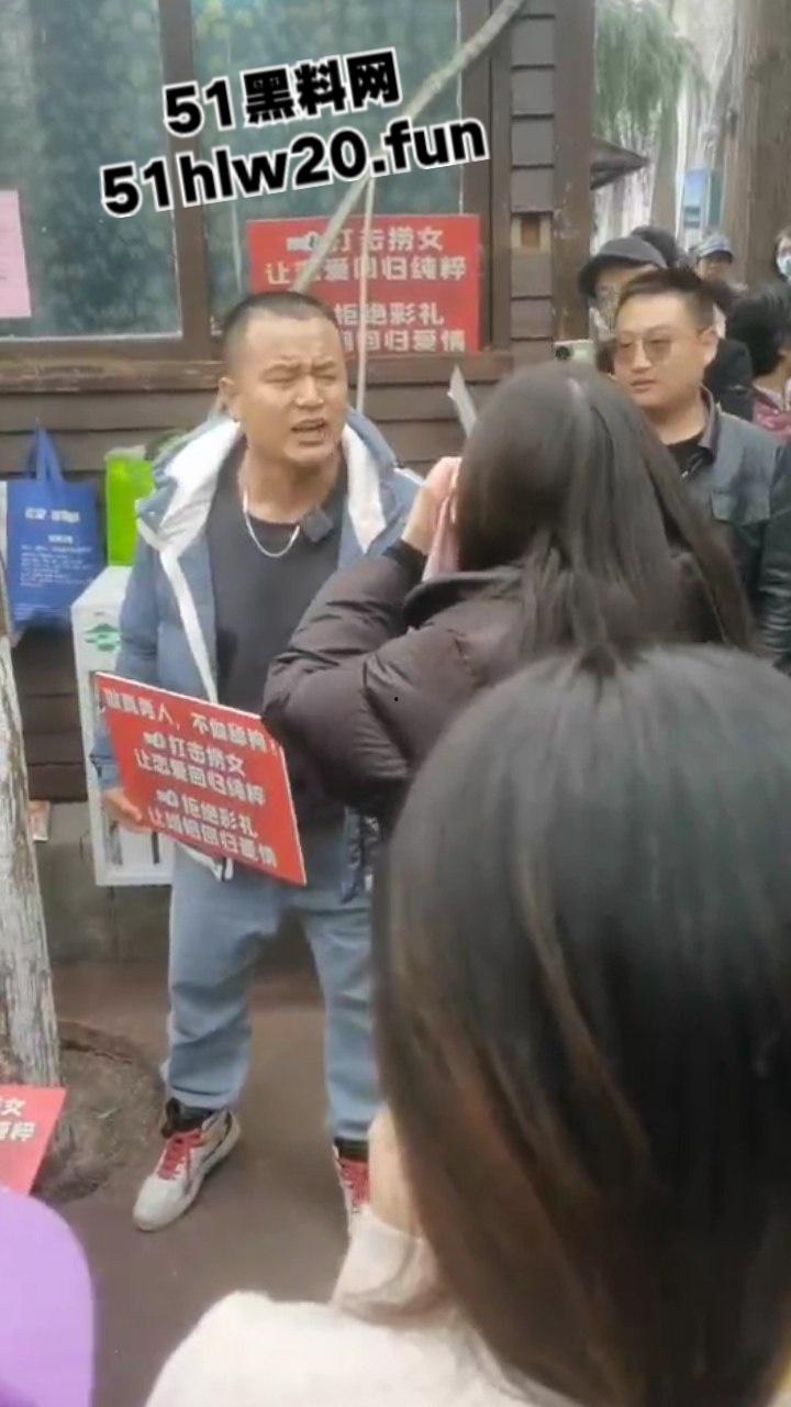 江苏南京相亲角嘴强男女对彩礼问题激烈嘴炮，堪比说唱battle现场！不给彩礼等于白嫖。  第3张