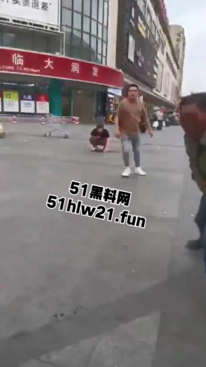 浙江绍兴大唐街道大润发超市门外,发生持刀伤人恶性事件,多名男子浑身是血倒地不起,行凶者疑似报复社会。 第7张 浙江绍兴大唐街道大润发超市门外,发生持刀伤人恶性事件,多名男子浑身是血倒地不起,行凶者疑似报复社会。 第7张