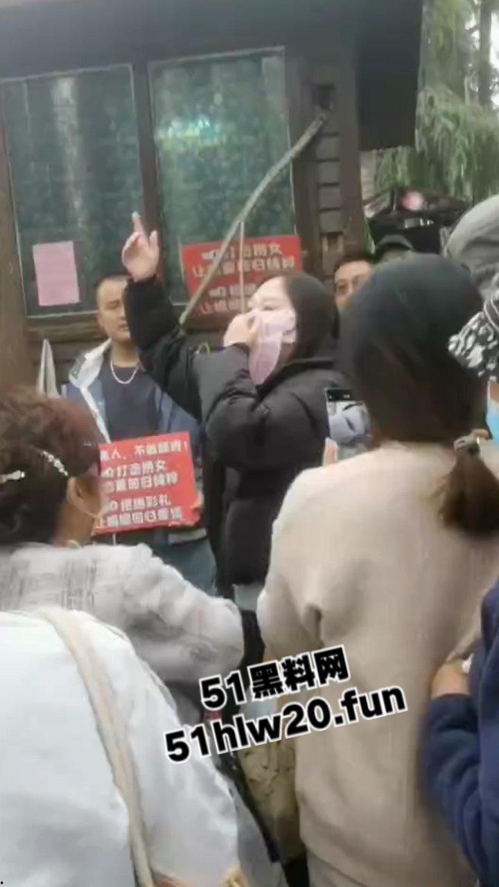 江苏南京相亲角嘴强男女对彩礼问题激烈嘴炮，堪比说唱battle现场！不给彩礼等于白嫖。  第4张
