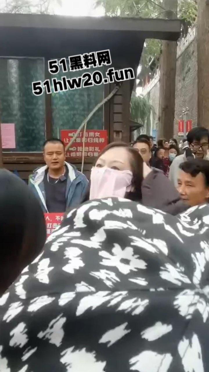 江苏南京相亲角嘴强男女对彩礼问题激烈嘴炮，堪比说唱battle现场！不给彩礼等于白嫖。  第5张