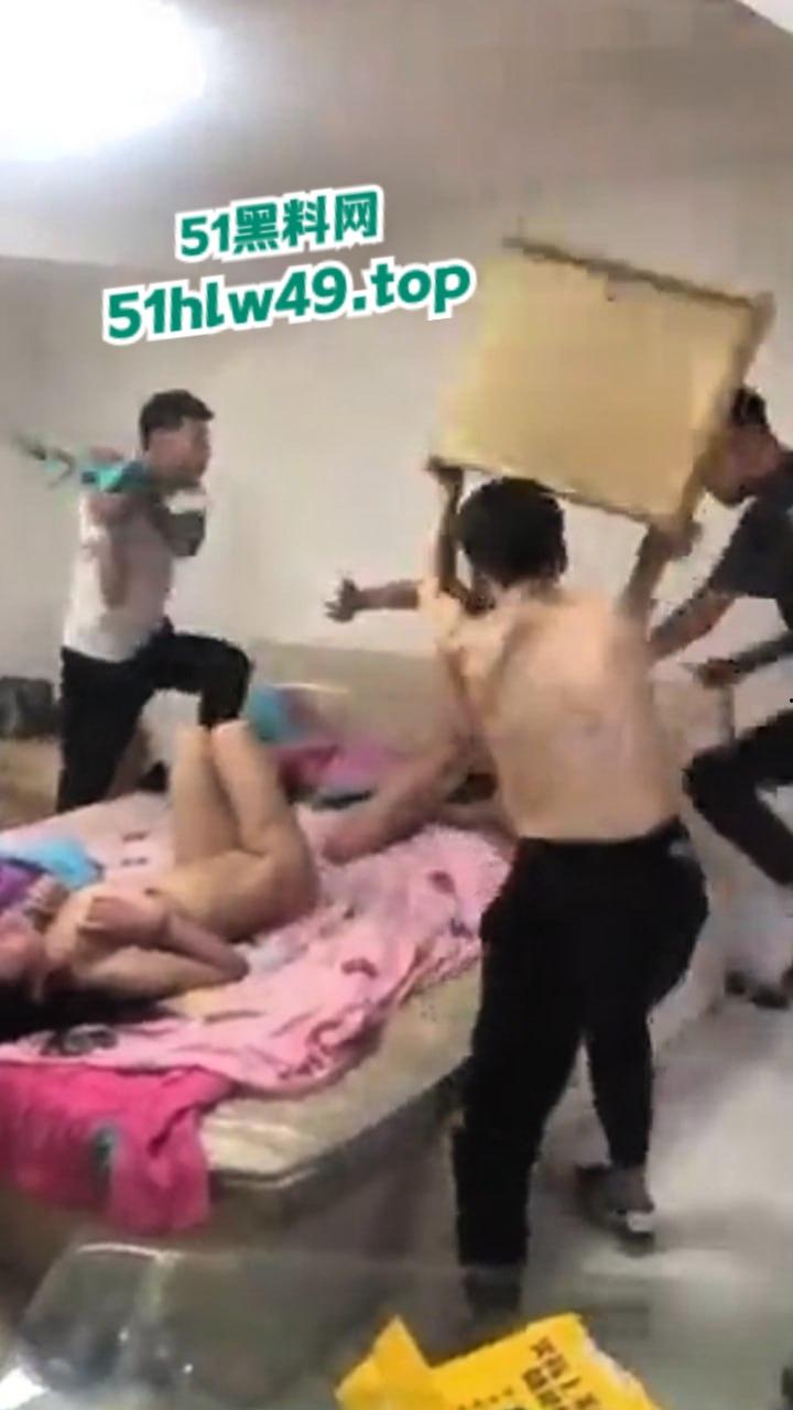 精神小伙偷情兄弟女朋友遭渣女出卖,假装上床再带上兄弟们抓奸仙人跳现场,愤怒冲头暴打渣男。 第5张 精神小伙偷情兄弟女朋友遭渣女出卖,假装上床再带上兄弟们抓奸仙人跳现场,愤怒冲头暴打渣男。 第5张