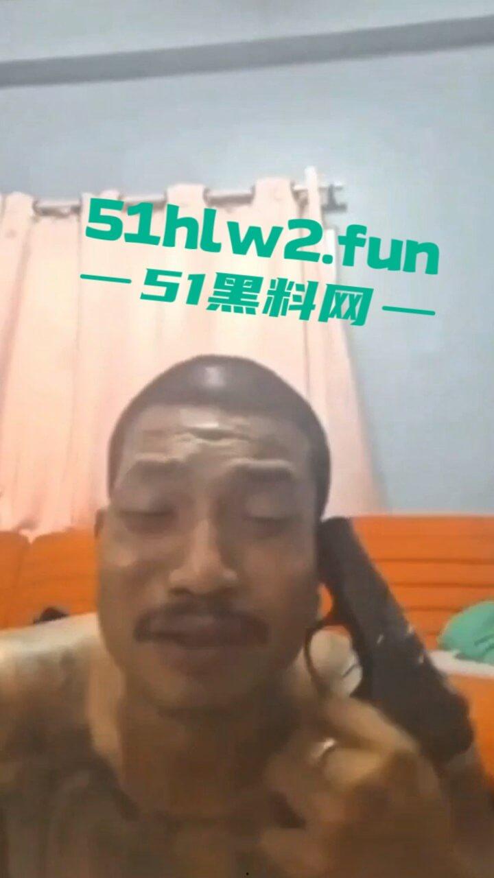 泰国男子自杀现场,纹身大哥遭情伤悲愤不已录下感人发言,随后开枪自杀腿都绷直了。 第1张 泰国男子自杀现场,纹身大哥遭情伤悲愤不已录下感人发言,随后开枪自杀腿都绷直了。 第1张