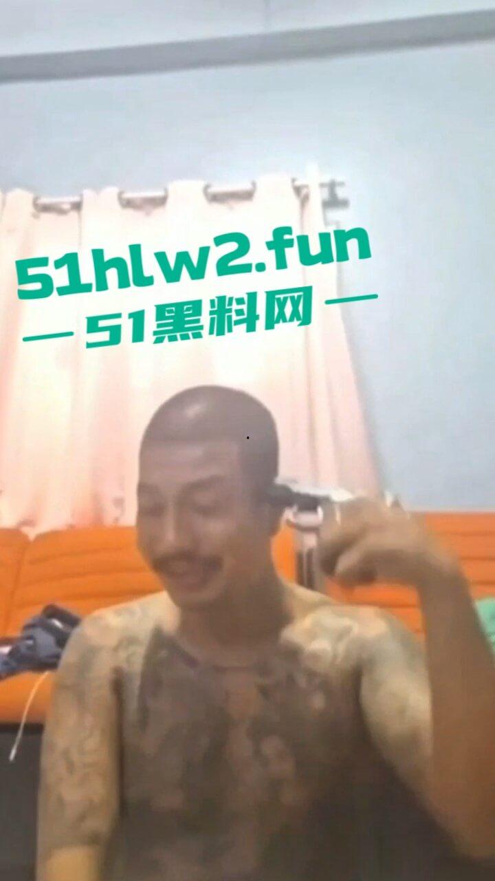 泰国男子自杀现场,纹身大哥遭情伤悲愤不已录下感人发言,随后开枪自杀腿都绷直了。 第2张 泰国男子自杀现场,纹身大哥遭情伤悲愤不已录下感人发言,随后开枪自杀腿都绷直了。 第2张