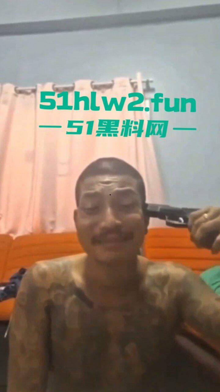 泰国男子自杀现场,纹身大哥遭情伤悲愤不已录下感人发言,随后开枪自杀腿都绷直了。 第3张 泰国男子自杀现场,纹身大哥遭情伤悲愤不已录下感人发言,随后开枪自杀腿都绷直了。 第3张