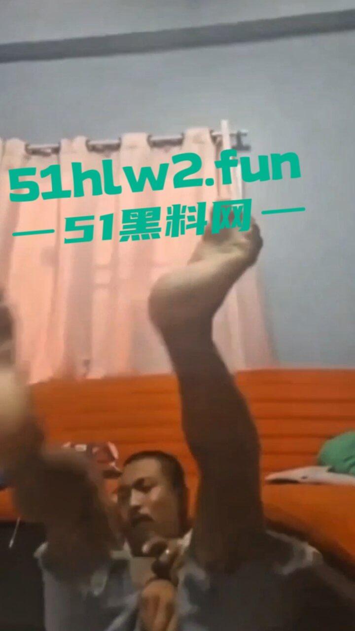 泰国男子自杀现场,纹身大哥遭情伤悲愤不已录下感人发言,随后开枪自杀腿都绷直了。 第4张 泰国男子自杀现场,纹身大哥遭情伤悲愤不已录下感人发言,随后开枪自杀腿都绷直了。 第4张