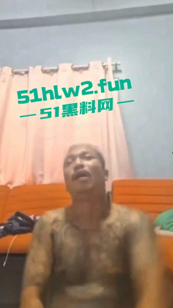 泰国男子自杀现场,纹身大哥遭情伤悲愤不已录下感人发言,随后开枪自杀腿都绷直了。 第6张 泰国男子自杀现场,纹身大哥遭情伤悲愤不已录下感人发言,随后开枪自杀腿都绷直了。 第6张