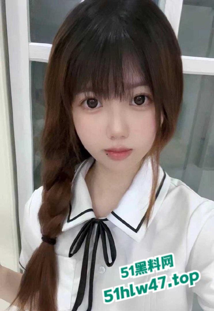 抖音极品萝莉【小佳呆呆的】定制福利流出，锁骨痣加同款手链完全实锤本人无疑，果然福利姬才是出路！  第1张