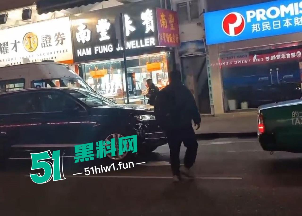 香港街头变抢金战场，4蒙面刀匪手持铁锤猛砸金铺，秒掳金饰驾车狂飙逃离，驾车消失得无影无踪！  第1张