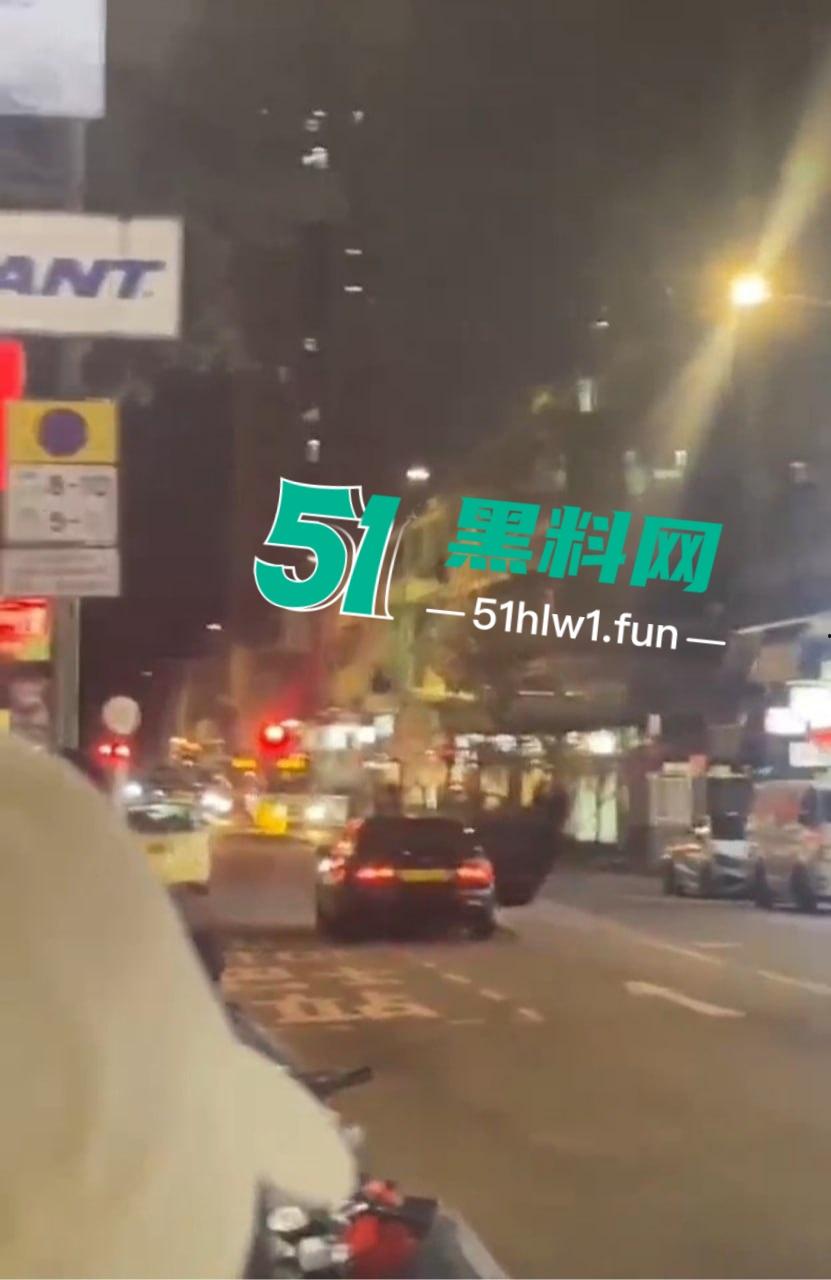 香港街头变抢金战场，4蒙面刀匪手持铁锤猛砸金铺，秒掳金饰驾车狂飙逃离，驾车消失得无影无踪！  第2张