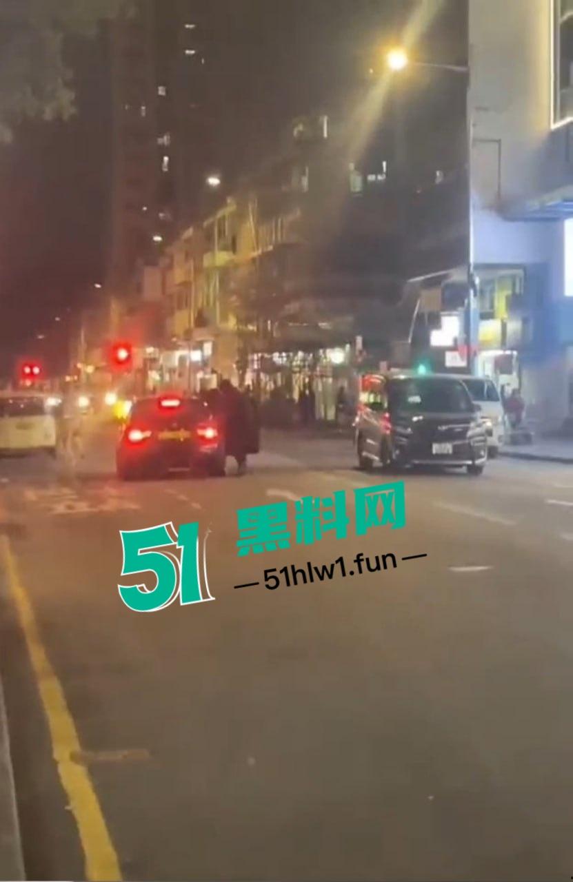 香港街头变抢金战场，4蒙面刀匪手持铁锤猛砸金铺，秒掳金饰驾车狂飙逃离，驾车消失得无影无踪！  第4张