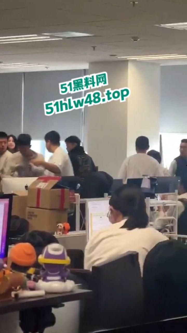 京东员工神操作借职务之便,睡供应商老婆被老公发现后,携全家到公司讨要说法。 第1张 京东员工神操作借职务之便,睡供应商老婆被老公发现后,携全家到公司讨要说法。 第1张