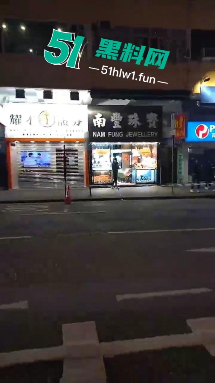 香港街头变抢金战场，4蒙面刀匪手持铁锤猛砸金铺，秒掳金饰驾车狂飙逃离，驾车消失得无影无踪！  第5张