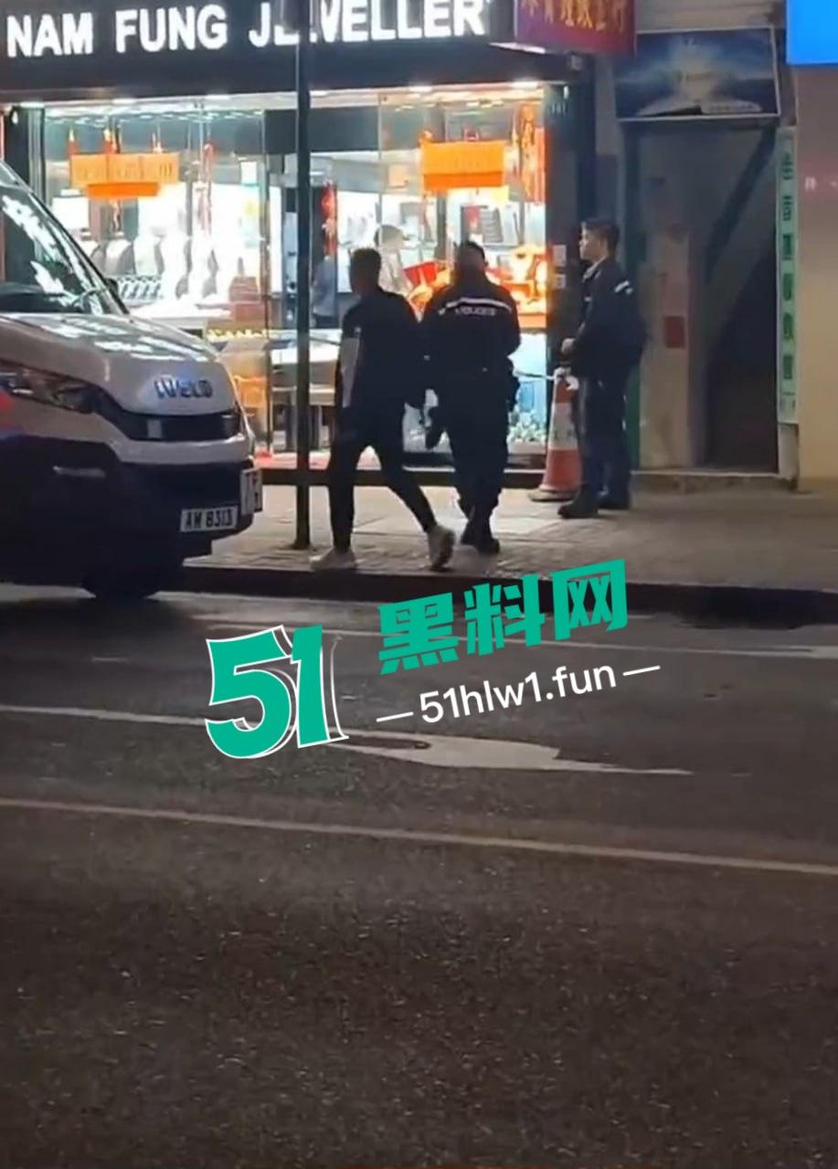 香港街头变抢金战场，4蒙面刀匪手持铁锤猛砸金铺，秒掳金饰驾车狂飙逃离，驾车消失得无影无踪！  第6张