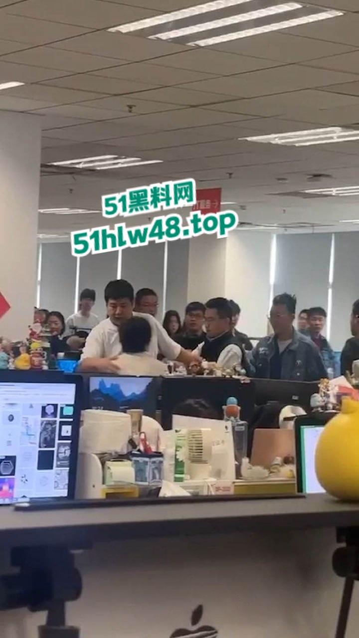 京东员工神操作借职务之便,睡供应商老婆被老公发现后,携全家到公司讨要说法。 第2张 京东员工神操作借职务之便,睡供应商老婆被老公发现后,携全家到公司讨要说法。 第2张