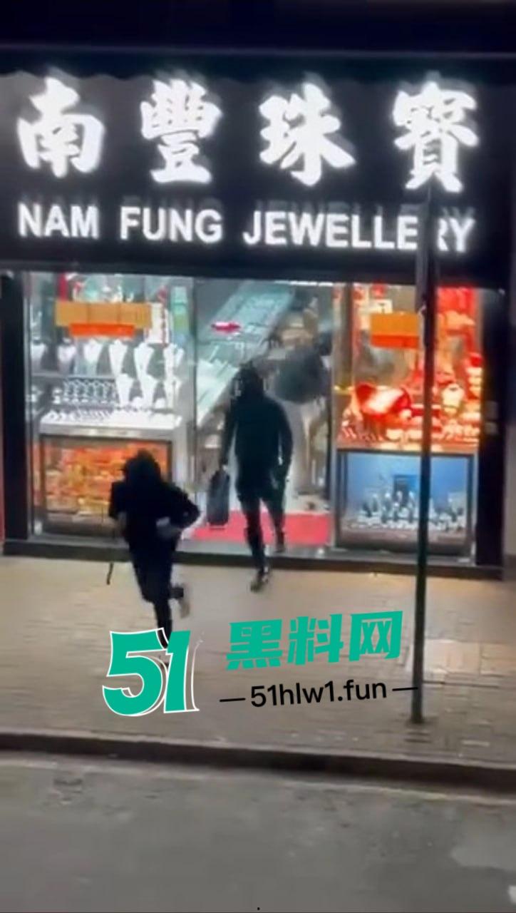香港街头变抢金战场，4蒙面刀匪手持铁锤猛砸金铺，秒掳金饰驾车狂飙逃离，驾车消失得无影无踪！  第8张