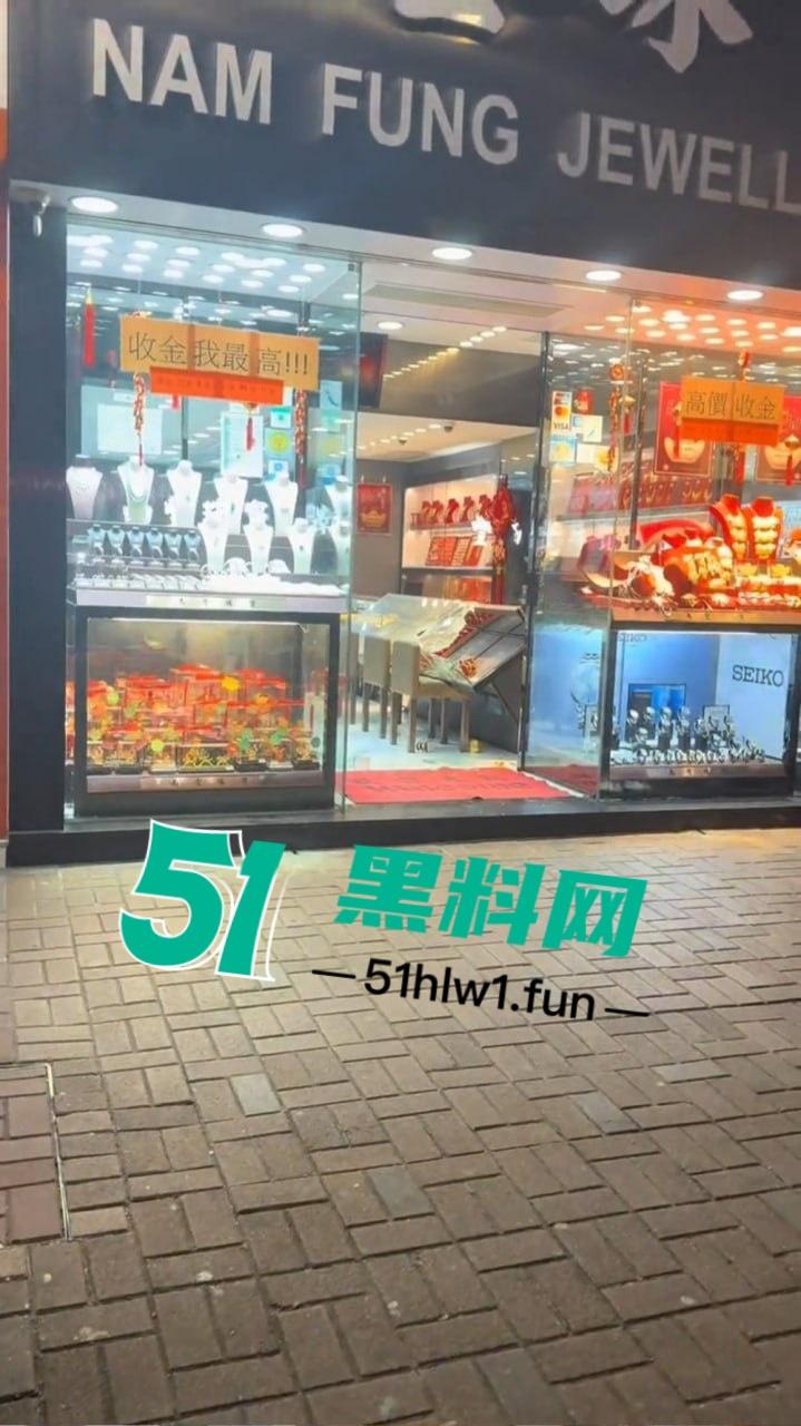 香港街头变抢金战场，4蒙面刀匪手持铁锤猛砸金铺，秒掳金饰驾车狂飙逃离，驾车消失得无影无踪！  第9张