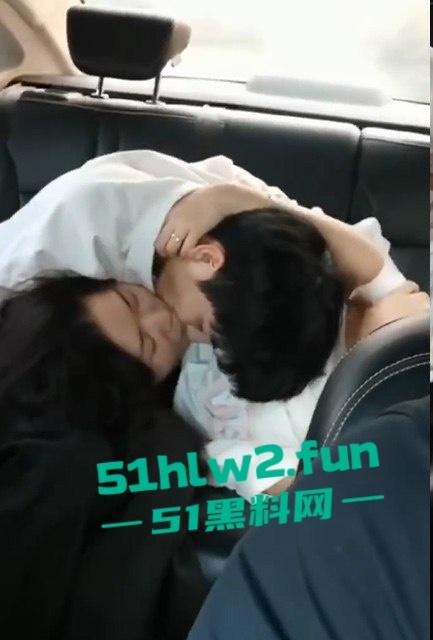 网约车秒变激情角落,小情侣后座干柴烈火,亲到腿软手伸裙底扣逼,司机大哥强忍不回头! 第1张 网约车秒变激情角落,小情侣后座干柴烈火,亲到腿软手伸裙底扣逼,司机大哥强忍不回头! 第1张