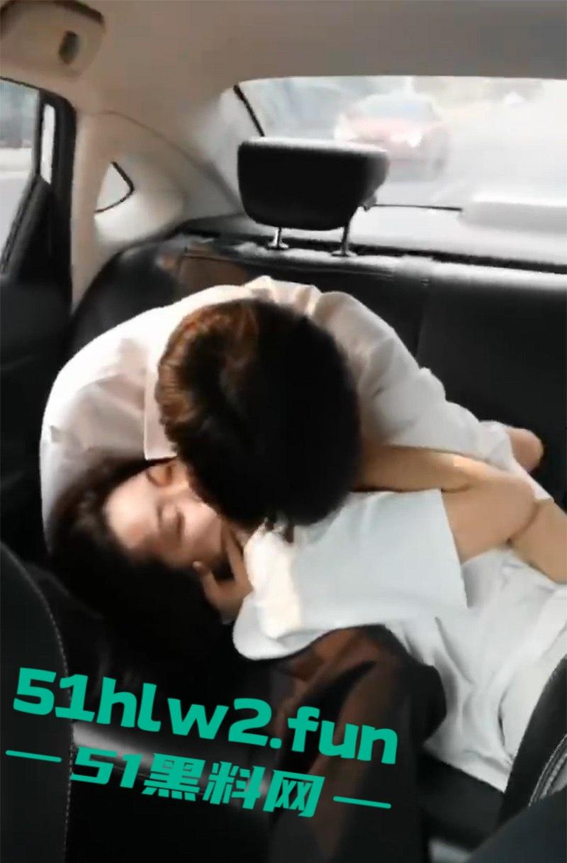 网约车秒变激情角落,小情侣后座干柴烈火,亲到腿软手伸裙底扣逼,司机大哥强忍不回头! 第3张 网约车秒变激情角落,小情侣后座干柴烈火,亲到腿软手伸裙底扣逼,司机大哥强忍不回头! 第3张