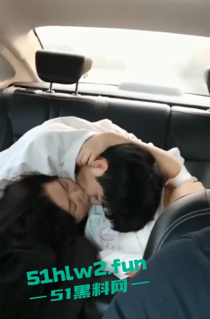 网约车秒变激情角落,小情侣后座干柴烈火,亲到腿软手伸裙底扣逼,司机大哥强忍不回头! 第6张 网约车秒变激情角落,小情侣后座干柴烈火,亲到腿软手伸裙底扣逼,司机大哥强忍不回头! 第6张