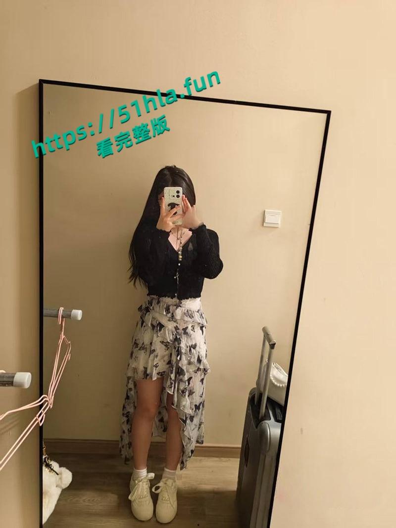 乱伦系列之表妹，海角乱伦大神【纯爱藏黄刀】趁机挑逗狂草表妹，没想到表妹竟然潮喷了！  第4张