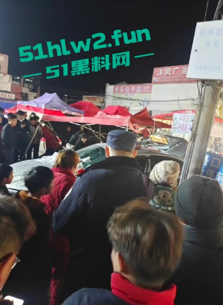 安徽亳州市利辛县，严重酒驾交通事故车辆闯进小摊贩人群中，其中伤者还有一孕妇。  第1张