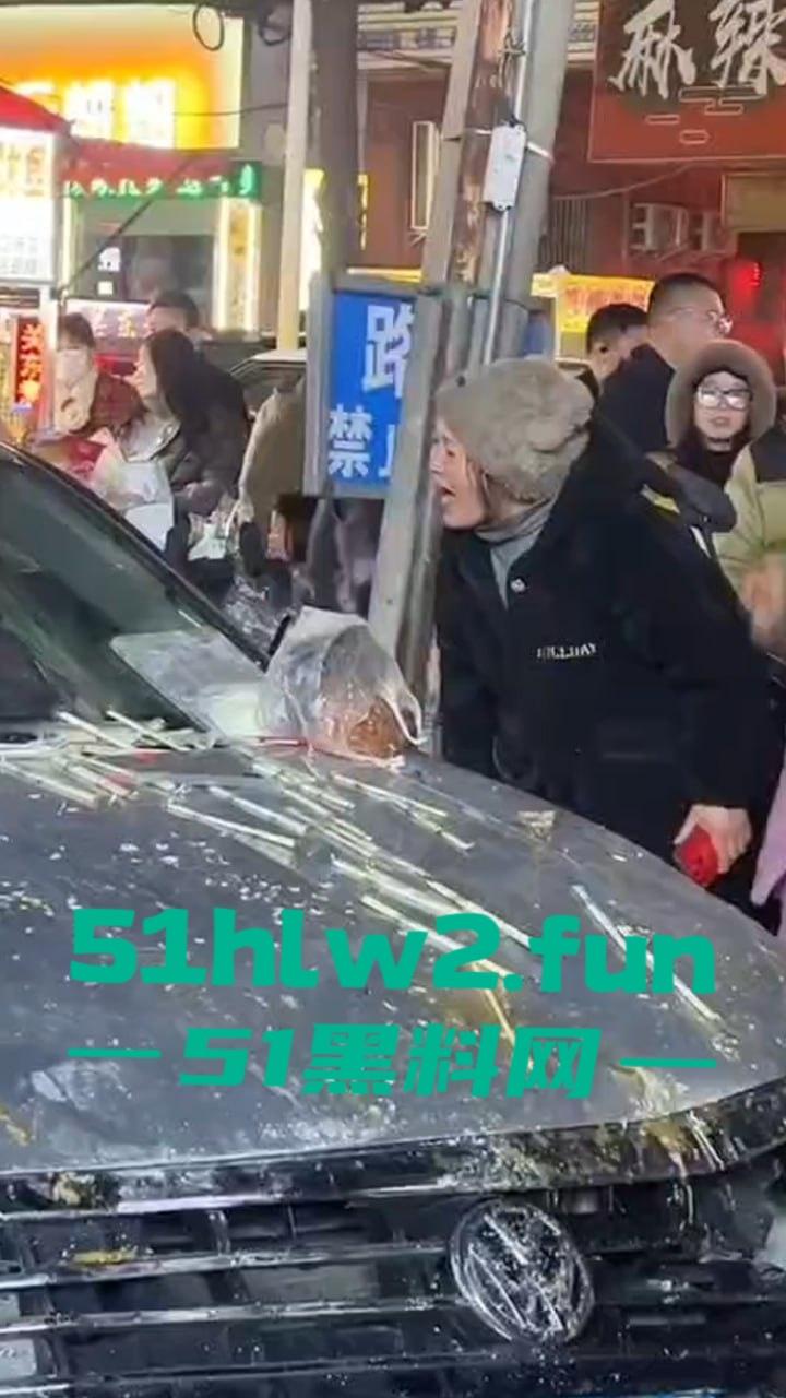 安徽亳州市利辛县，严重酒驾交通事故车辆闯进小摊贩人群中，其中伤者还有一孕妇。  第3张