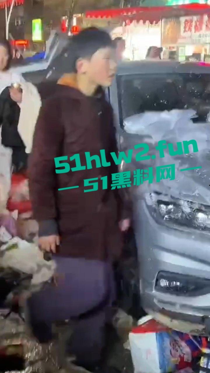 安徽亳州市利辛县，严重酒驾交通事故车辆闯进小摊贩人群中，其中伤者还有一孕妇。  第6张