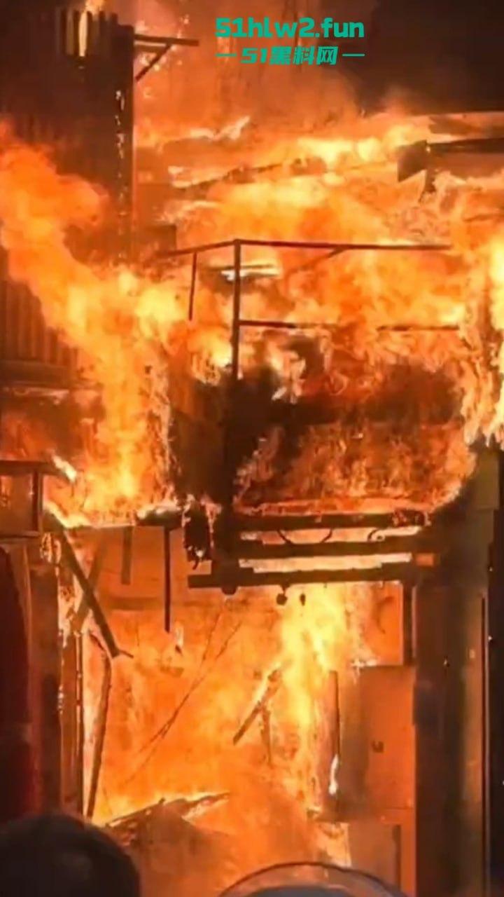 武汉长沙五一广场过年人流爆火，附近酒店却突发大火烧成空壳，现场实拍视频流出情侣裹被单出逃不慎走光。  第2张