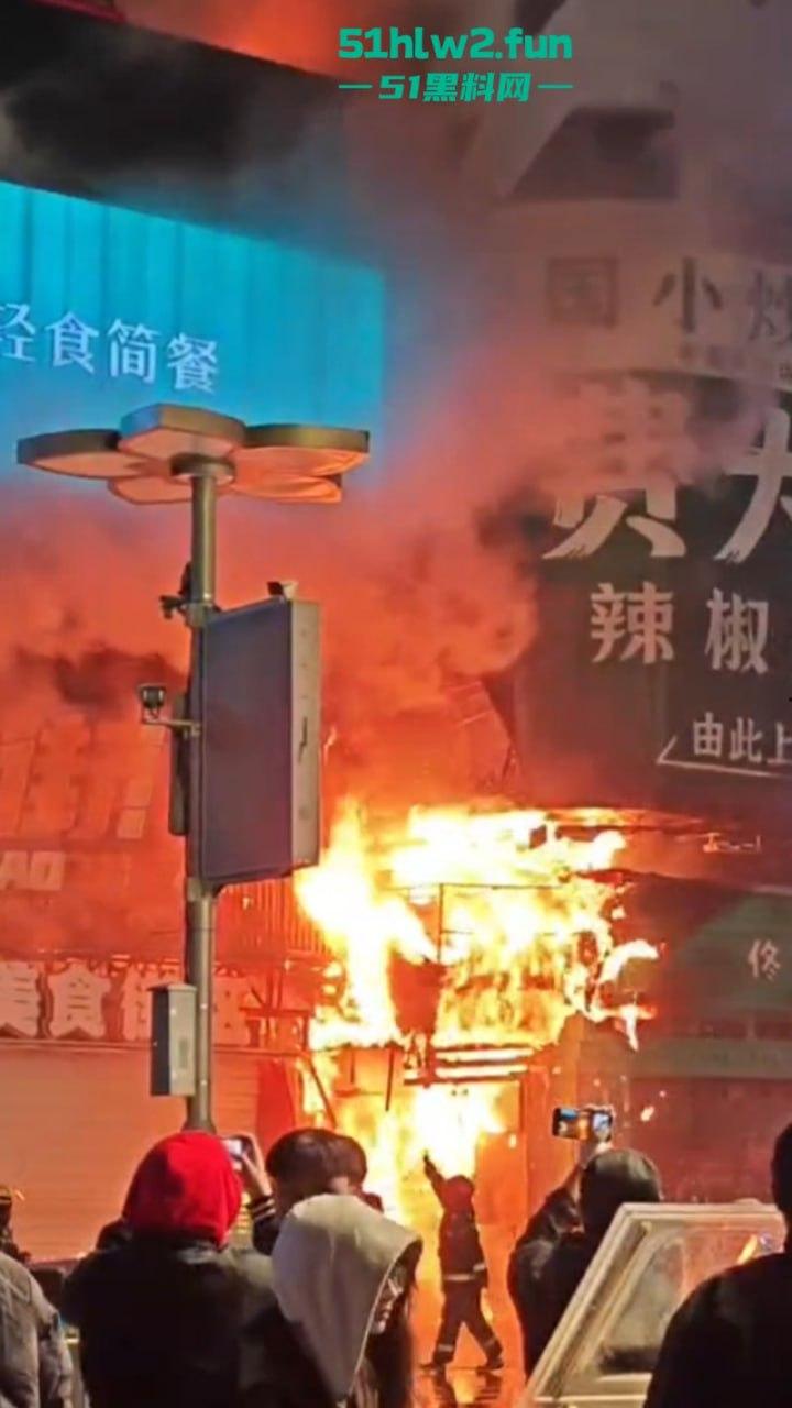 武汉长沙五一广场过年人流爆火，附近酒店却突发大火烧成空壳，现场实拍视频流出情侣裹被单出逃不慎走光。  第6张
