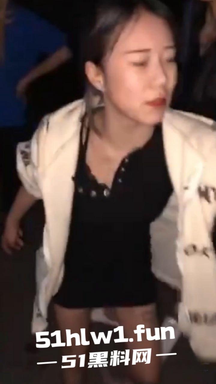 霸凌女的现世报！安徽铜陵精神小妹霸凌同班女生索要奶茶 被女生校外大姐头带人围殴 简直不要太爽！  第2张