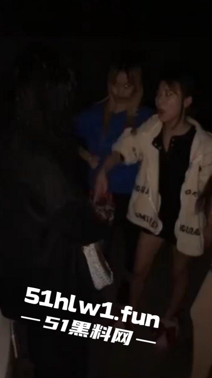 霸凌女的现世报！安徽铜陵精神小妹霸凌同班女生索要奶茶 被女生校外大姐头带人围殴 简直不要太爽！  第3张
