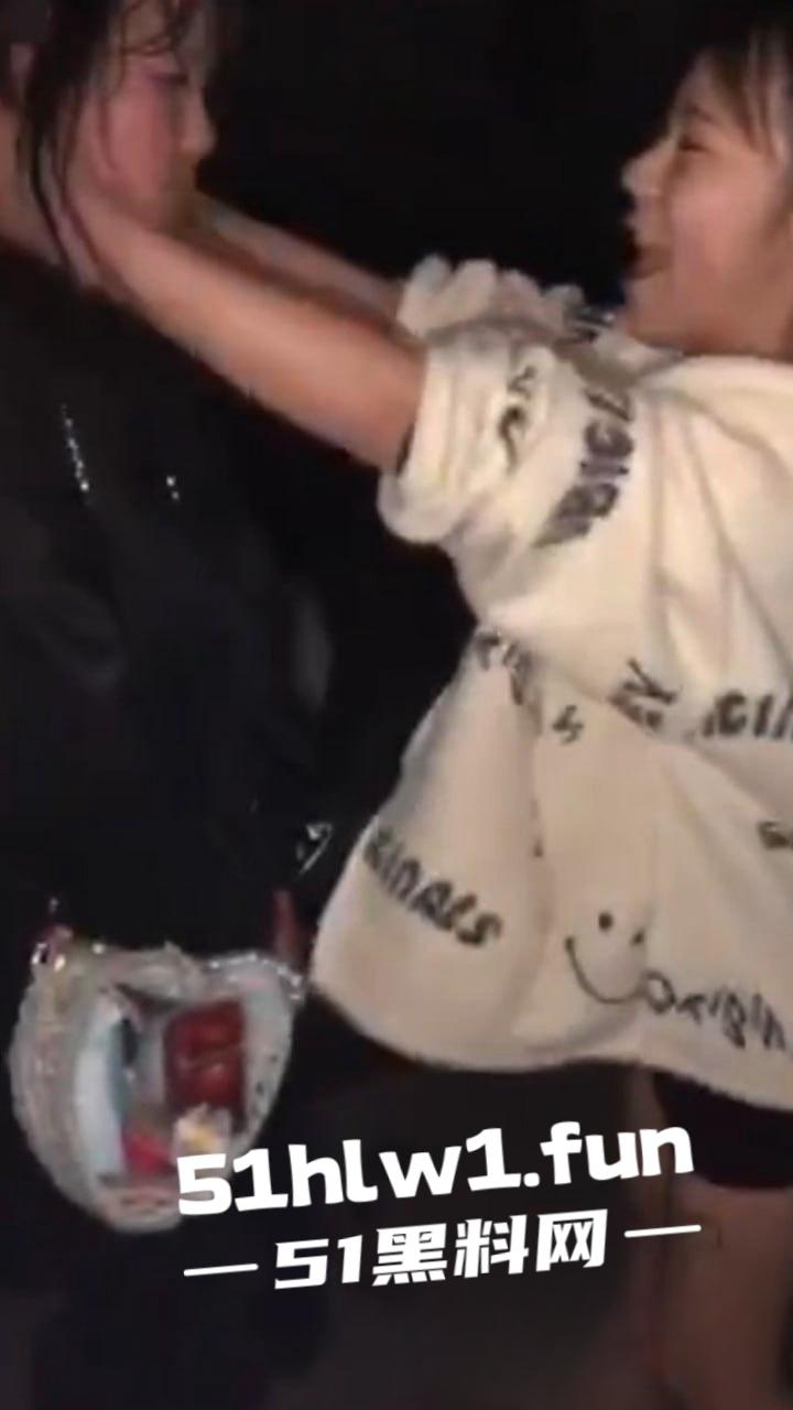 霸凌女的现世报！安徽铜陵精神小妹霸凌同班女生索要奶茶 被女生校外大姐头带人围殴 简直不要太爽！  第5张