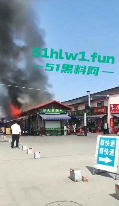 广西钦州北部湾大学城一糖水铺 因小孩放鞭炮引发火灾 现场浓烟滚滚真是造孽! 第1张 广西钦州北部湾大学城一糖水铺 因小孩放鞭炮引发火灾 现场浓烟滚滚真是造孽! 第1张