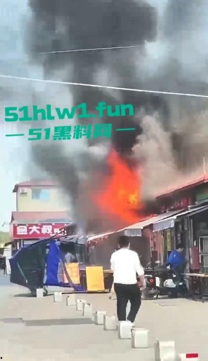 广西钦州北部湾大学城一糖水铺 因小孩放鞭炮引发火灾 现场浓烟滚滚真是造孽! 第2张 广西钦州北部湾大学城一糖水铺 因小孩放鞭炮引发火灾 现场浓烟滚滚真是造孽! 第2张