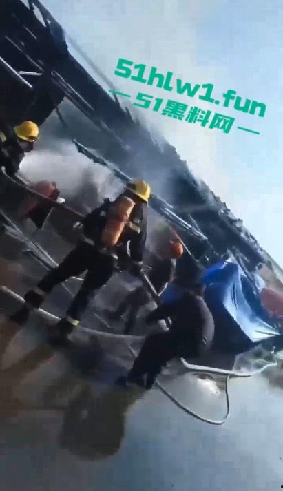 广西钦州北部湾大学城一糖水铺 因小孩放鞭炮引发火灾 现场浓烟滚滚真是造孽! 第3张 广西钦州北部湾大学城一糖水铺 因小孩放鞭炮引发火灾 现场浓烟滚滚真是造孽! 第3张