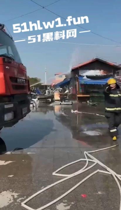 广西钦州北部湾大学城一糖水铺 因小孩放鞭炮引发火灾 现场浓烟滚滚真是造孽! 第4张 广西钦州北部湾大学城一糖水铺 因小孩放鞭炮引发火灾 现场浓烟滚滚真是造孽! 第4张