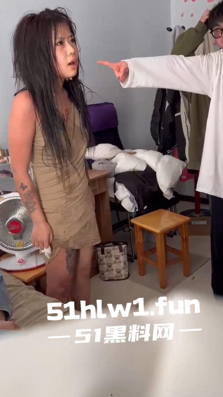 精神小妹霸凌现场,因造谣别人背后诋毁,被人当场抓住殴打,出来会都是要还的,自己也没想到对方真能来找她吧。 第4张 精神小妹霸凌现场,因造谣别人背后诋毁,被人当场抓住殴打,出来会都是要还的,自己也没想到对方真能来找她吧。 第4张