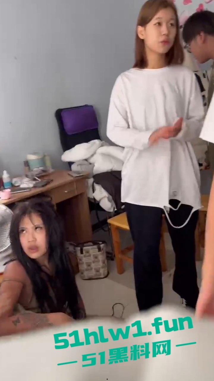 精神小妹霸凌现场,因造谣别人背后诋毁,被人当场抓住殴打,出来会都是要还的,自己也没想到对方真能来找她吧。 第7张 精神小妹霸凌现场,因造谣别人背后诋毁,被人当场抓住殴打,出来会都是要还的,自己也没想到对方真能来找她吧。 第7张