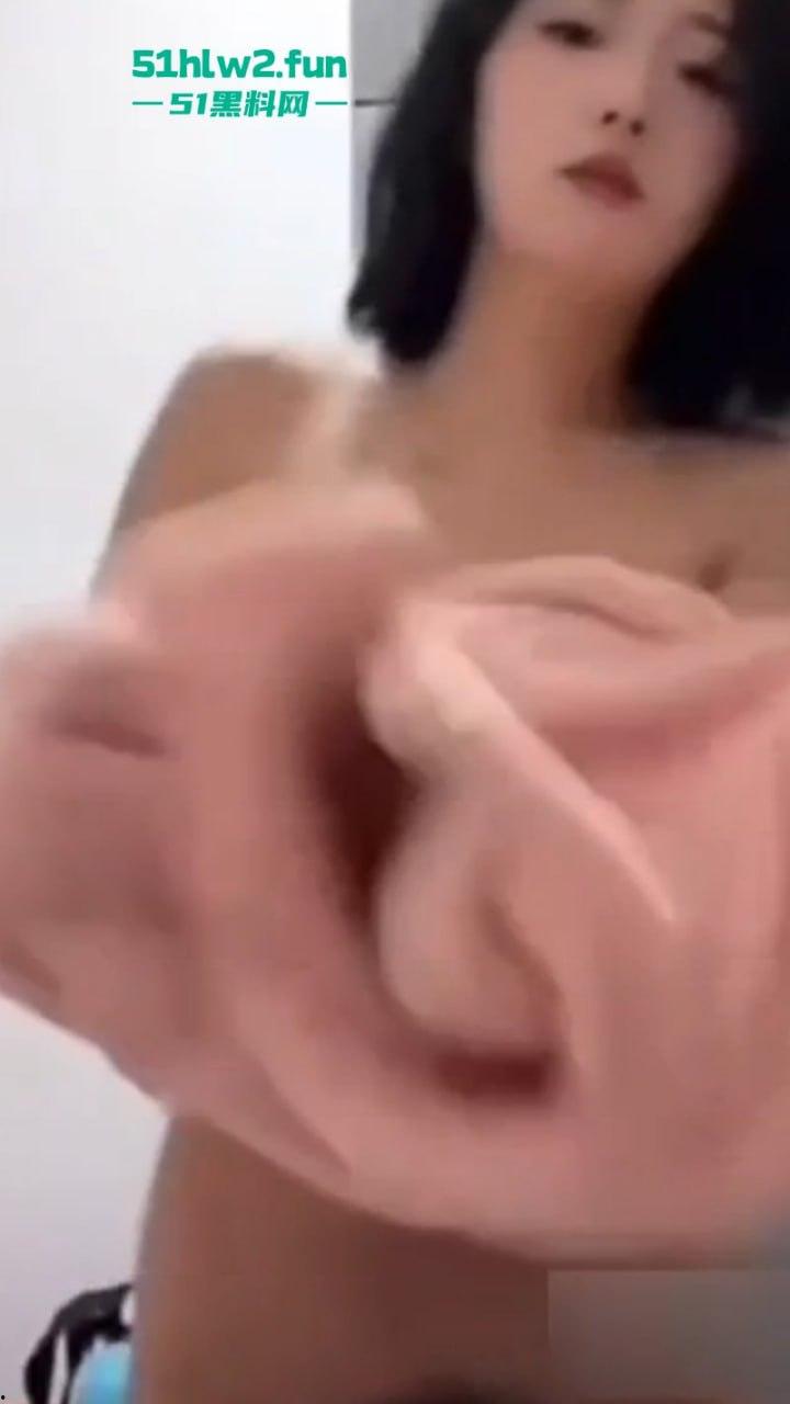 抖音短发骚货主播【恶毒小姨】直播换衣服忘记关闭摄像头，全过程录屏完整版。  第3张