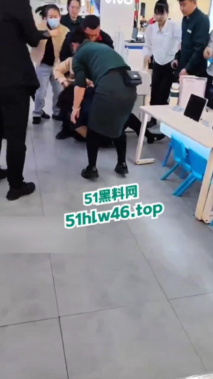 河北衡水捉奸现场,信誉楼老凤祥女店长和有钱客人发展地下恋情,原配妻子捉奸当场爆揍。 第1张 河北衡水捉奸现场,信誉楼老凤祥女店长和有钱客人发展地下恋情,原配妻子捉奸当场爆揍。 第1张